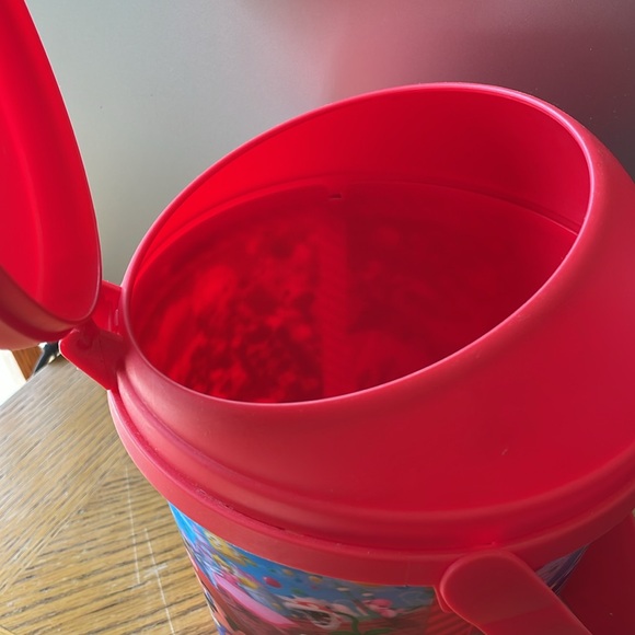 Universal Studios Hollywood Super Nintendo World Container - Picture 2 of 4